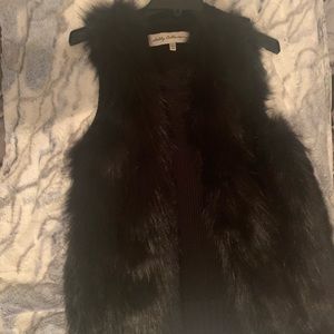 Cute trendy black faux fur shoulder-less fur vest